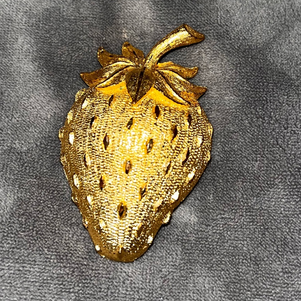 Vintage Mamselle Gold Toned Strawberry Textured Brooch / Pin - Picture 3 of 4